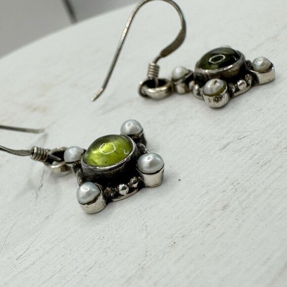 Vtg Green Peridot Gemstone Cabochon And Seed Pearl Sterling Silver Drop Earrings - Picture 8 of 11